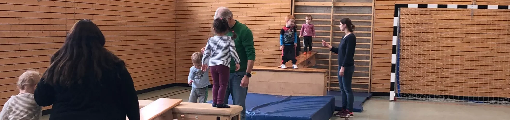 Das Foto von Eltern Kind Turnen