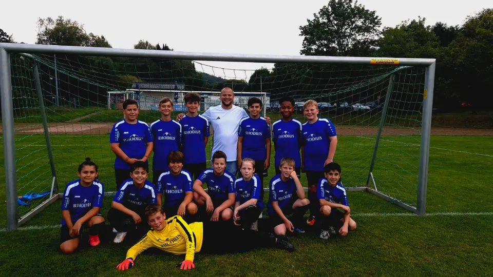 Die D-Jugend-Mannschaft in einem Gruppenfoto nach einem Training
