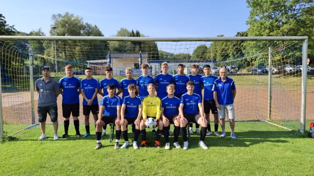 Die A-Jugend-Mannschaft versammelt sich zu einem Gruppenfoto nach einem Training