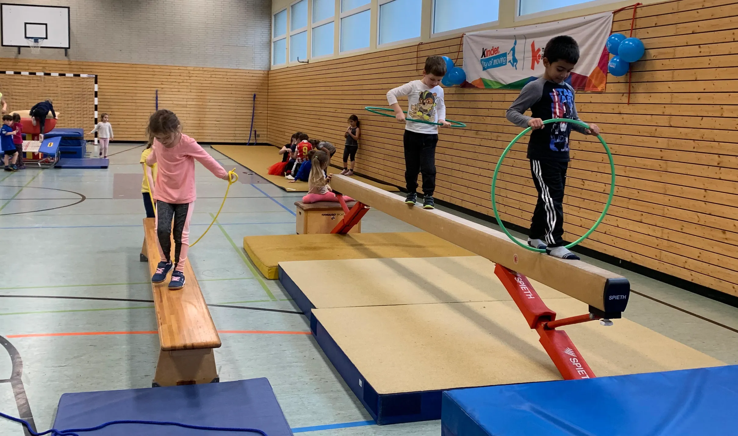 Eine Gruppe von Kindern, die mit Freude und Energie an einer sportlichen &Uuml;bung teilnehmen