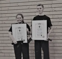 Ein Mädchen und ein Junge mit Schildern