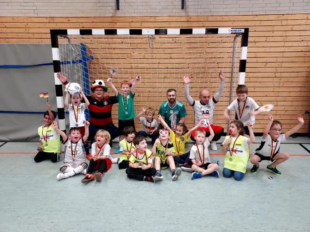 Gruppenbild von Bambis des VfL Brohl in der Sporthalle