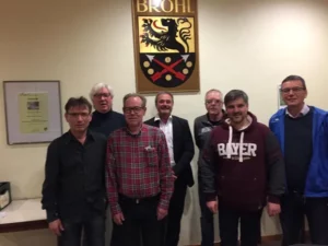 Gruppe von Männern des Vereinsvorstands bei einem Treffen