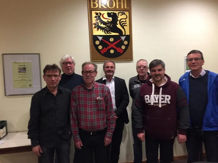 Gruppe von Männern des Vereinsvorstands bei einem Treffen