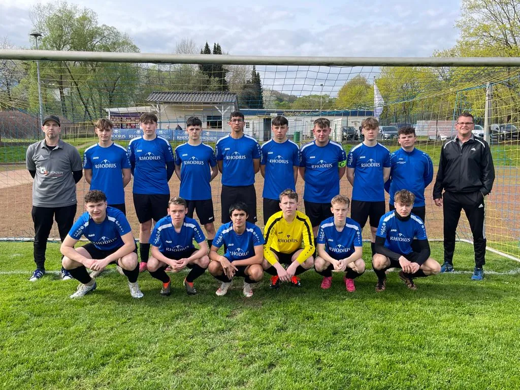 Gruppenbild von B-Jugend des VfL Brohl auf dem Spielfeld