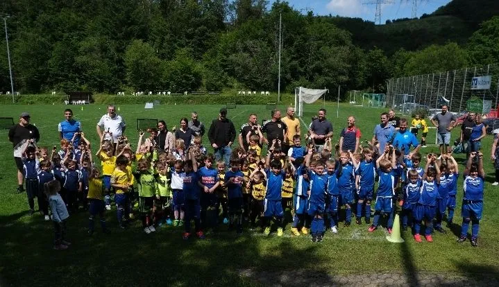 Junge Spieler des VfL Brohl im Einsatz beim Jugendturnier 2024 auf dem Spielfeld