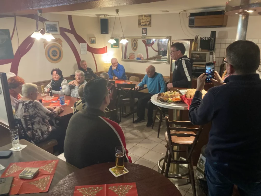 Mitglieder des VfL Brohl bei einer gemeinsamen Feier