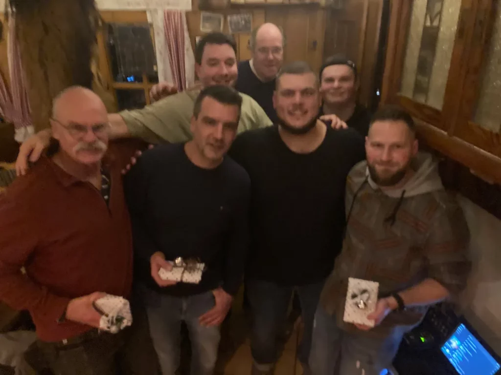 Mitglieder des VfL Brohl bei einer gemeinsamen Feier