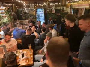 Mitglieder des VfL Brohl bei einer gemeinsamen Feier