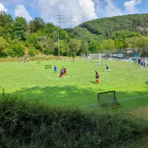 Junge Spieler des VfL 1892 Brohl in Aktion während eines spannenden Jugendturniers