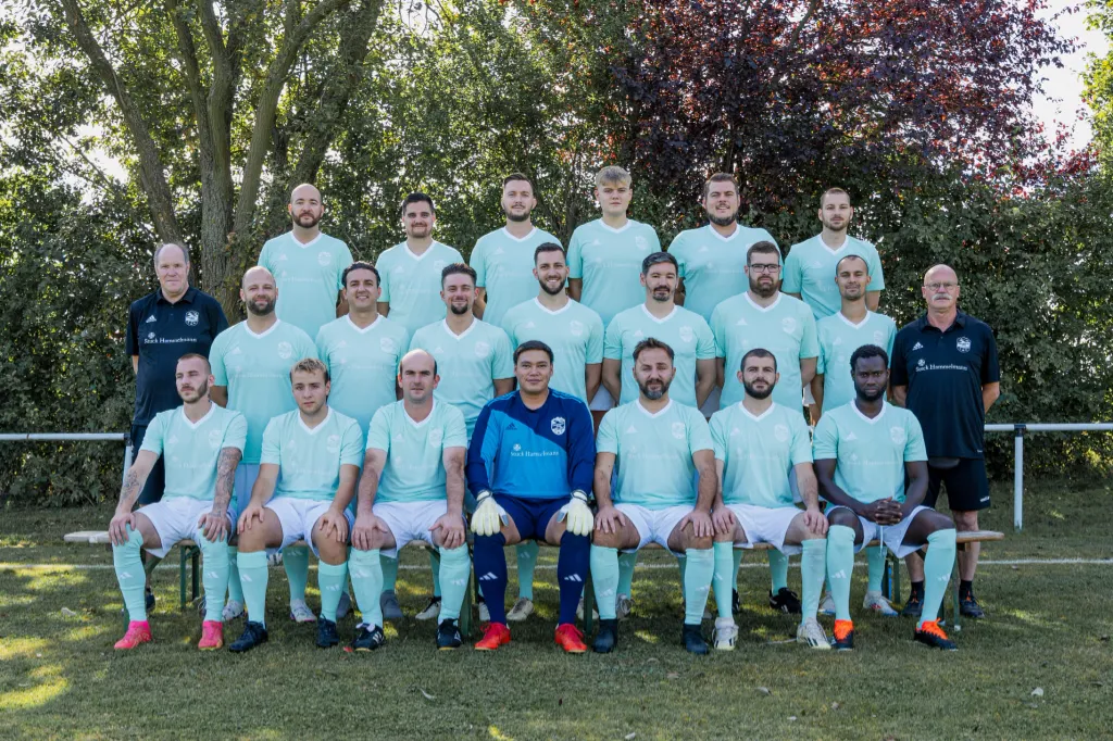 Die 2. Mannschaft der SG Vinxtbachtal-Brohl posiert auf dem Spielfeld in Vereinskleidung