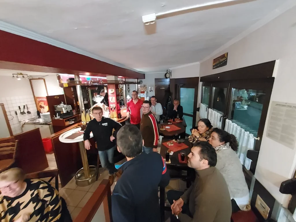 Mitglieder des VfL Brohl bei einem Vereinsfest