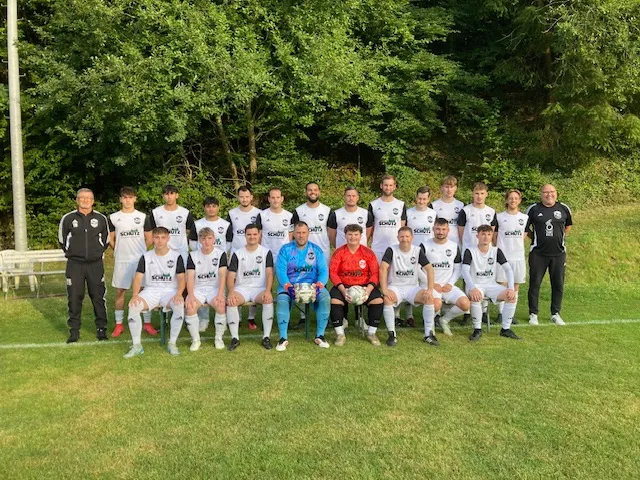 Das Gruppenbild von der ersten Mannschaft der SG Vinxtbachtal-Brohl Saison 2025/2026