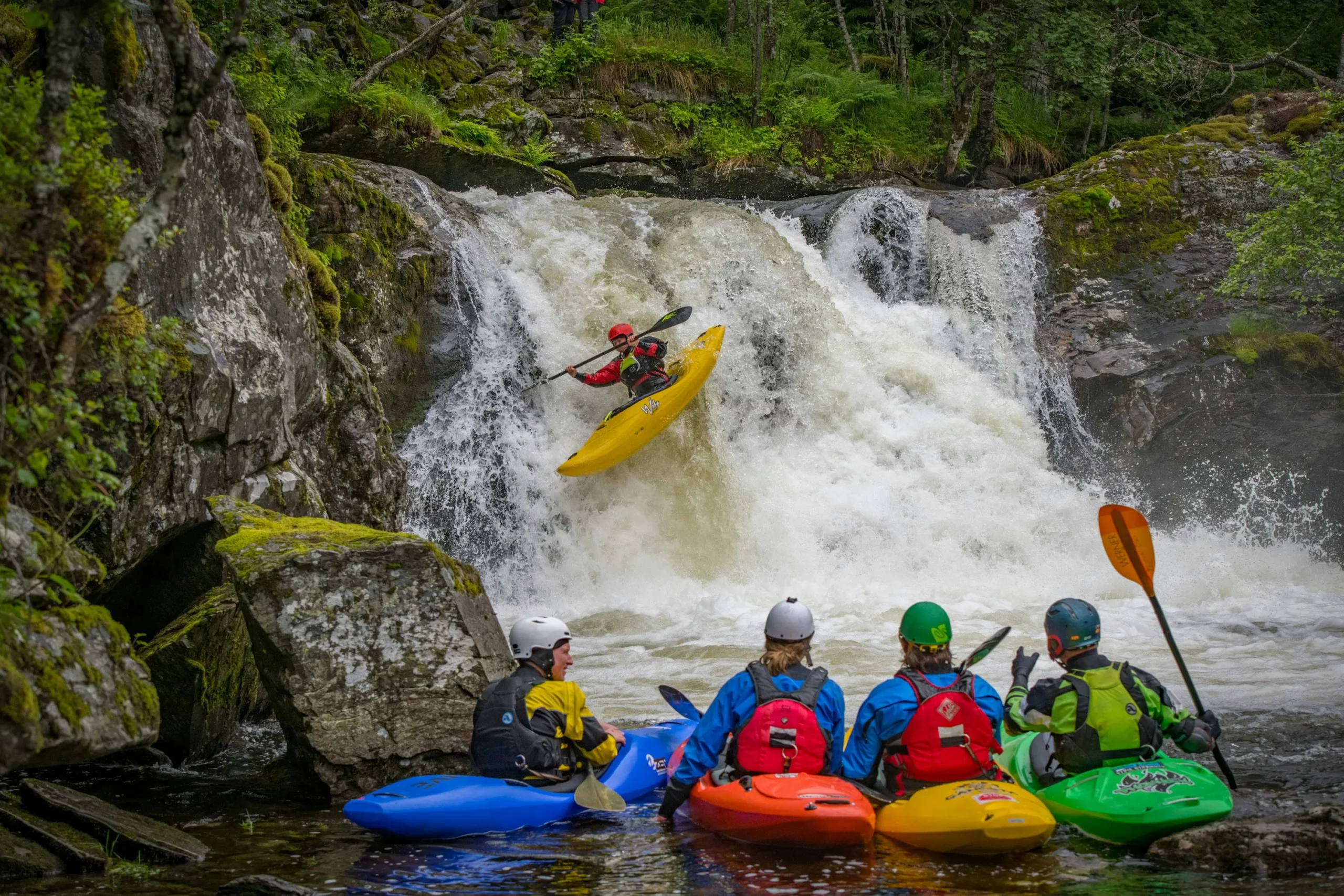 Wassersport auf einem Wasserfall, Teil des VfL Brohl-Trainings
