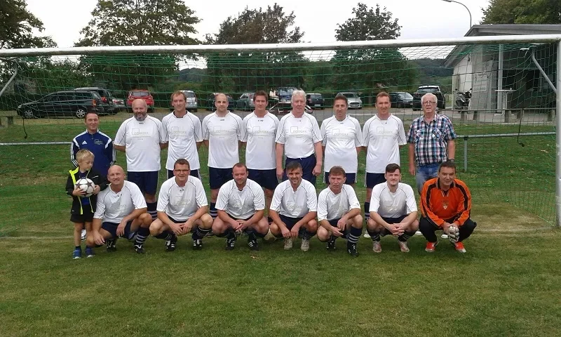 Gruppenbild von Fußballmannschaft
