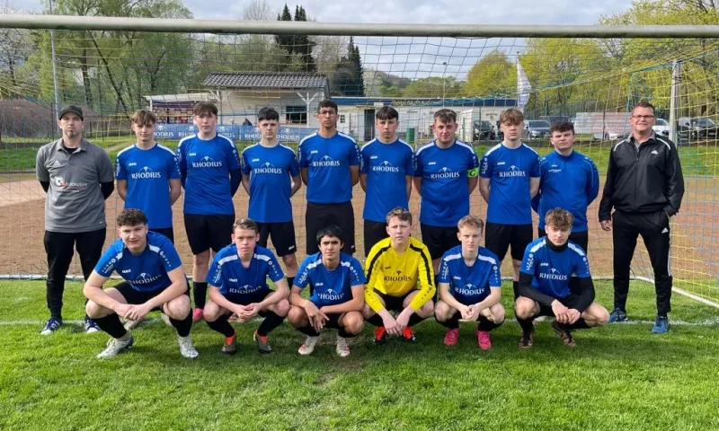 Gruppenbild von B-Jugend des VfL Brohl auf dem Spielfeld