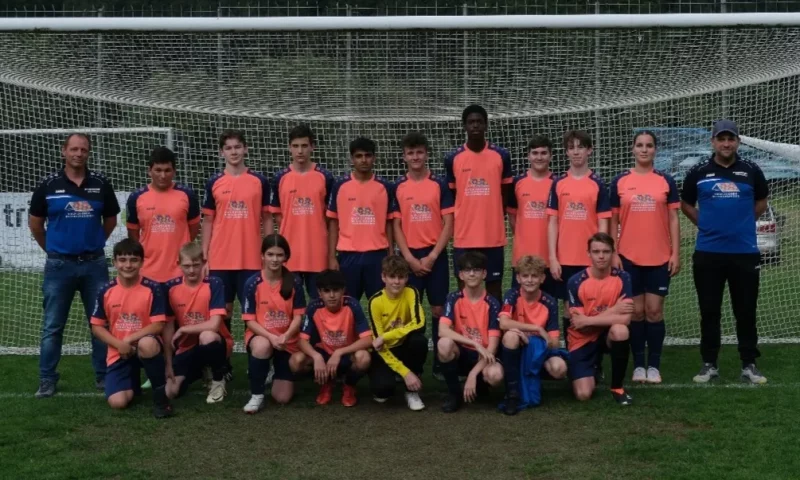 Das Gruppenbild von der Fußballmannschaften des VfL Brohl auf dem Spielfeld
