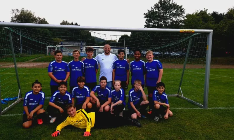 Die D-Jugend-Mannschaft in einem Gruppenfoto nach einem Training