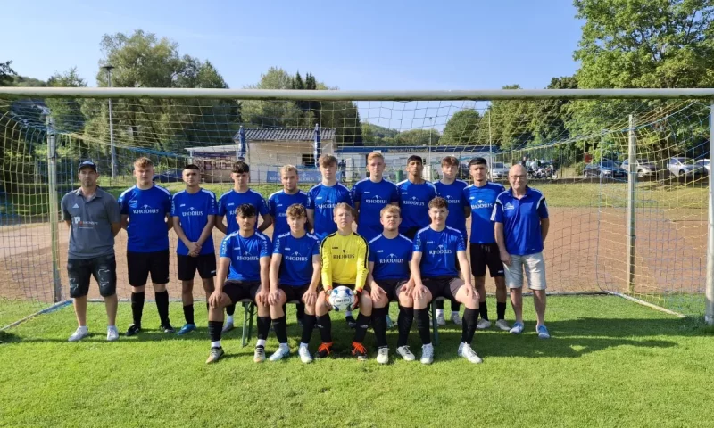 Die A-Jugend-Mannschaft versammelt sich zu einem Gruppenfoto nach einem Training