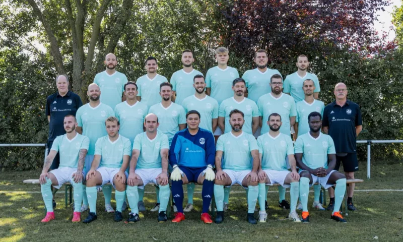 Die 2. Mannschaft der SG Vinxtbachtal-Brohl posiert auf dem Spielfeld in Vereinskleidung