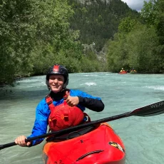 Frau beim Wassersport im Boot auf dem Wasser, Teil des VfL Brohl-Trainings