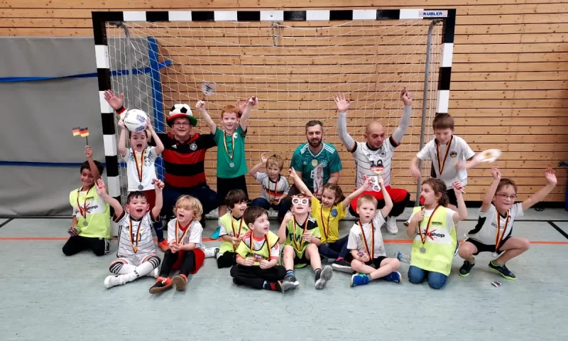 Gruppenbild von Bambis des VfL Brohl in der Sporthalle
