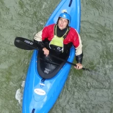 Ein Junge beim Wassersport im Boot auf dem Wasser, Teil des VfL Brohl-Trainings
