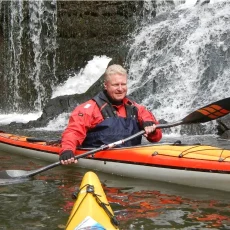 Ein Mann beim Wassersport im Boot auf dem Wasser, Teil des VfL Brohl-Trainings